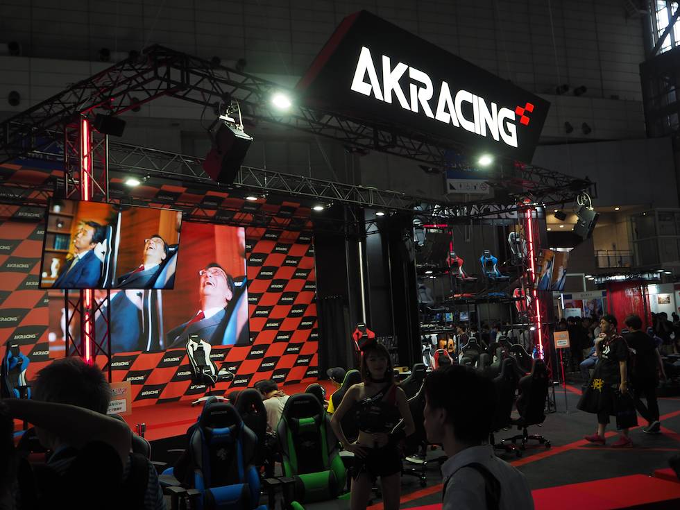 ゲーミングチェア「AKRacing」のブース。ゲーミングチェアのみの展示ながら大規模なブース展開となっている