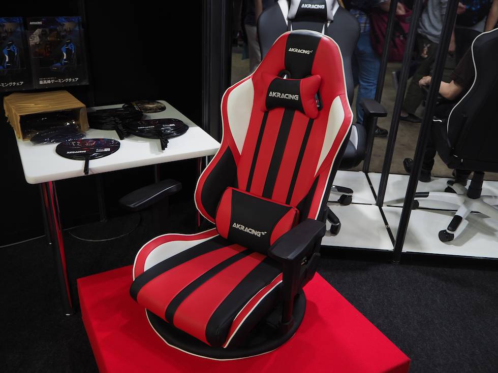 座椅子型のゲーミングチェア『極坐V2』。床に座ってゲームをする習慣のある日本に向けた、日本オリジナルモデルだ
