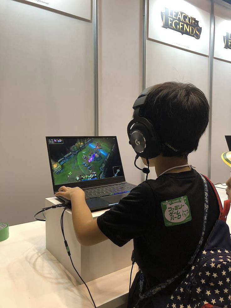 eスポーツでおなじみの『リーグ・オブ・レジェンド』をPCでプレー中の小学4年生の男の子。PC操作に慣れている様子だったのでご家族に話をうかがったところ、なんと今日初めて挑戦したのだという