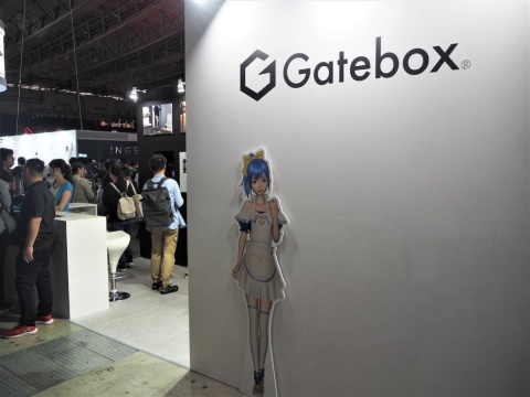 1年延期の末に完成した、量産型の「Gatebox」を展示するGatebox社のブース