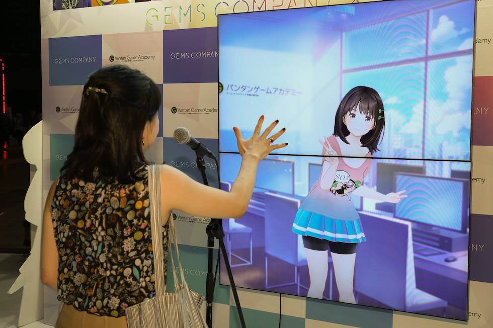 珠根うたさん。ピンクがよく似合う。TGS2019に緊張して朝9時に起床。忙しくて朝ごはんは食べておらず。じゃんけん対決では、こちらが「パーを出します」と宣言すると一瞬「えっ」と困っていたが、珠根さんがチョキを出して勝利（写真：木村輝）
