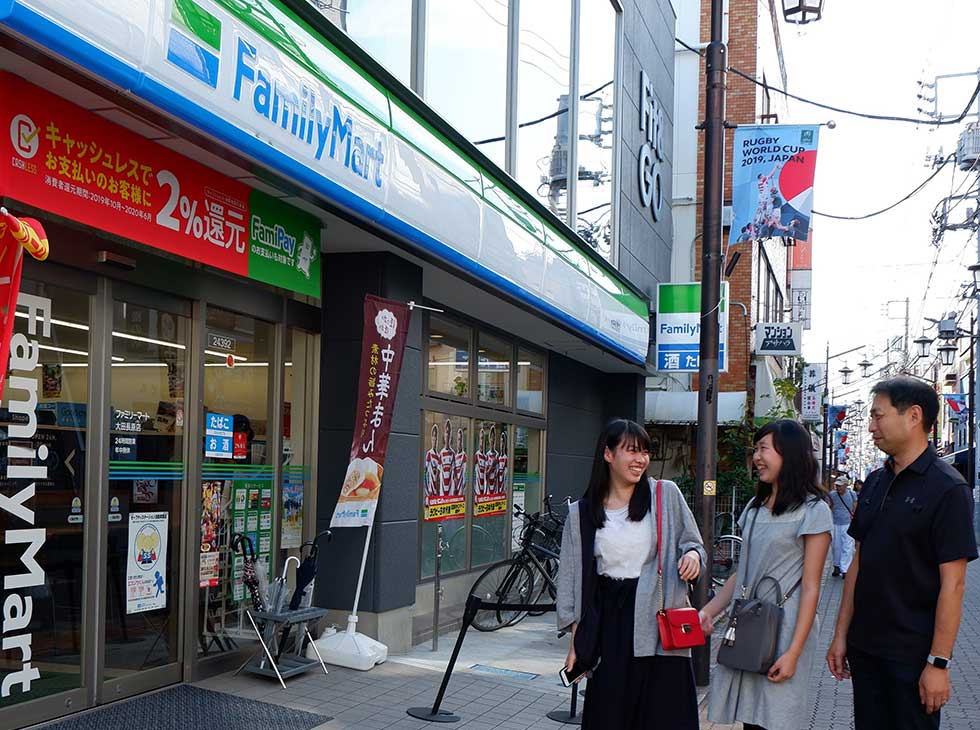 高校2年生の竹村花夏さん（左）と中学3年生の千花さん（中）、父である竹村弘樹氏（右）