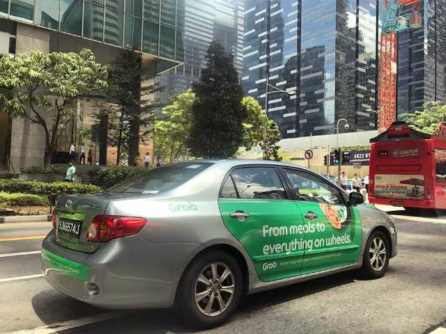 グラブのラッピングカー 日経クロストレンド