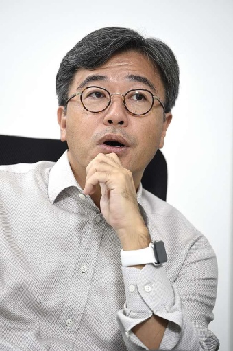 スクラムベンチャーズ パートナー 春田真氏/1992年4月、住友銀行に入行。同行退職後、2000年2月、DeNA(ディー・エヌ・エー)入社、同年9月に取締役CFOに就任。常務CFOを経て、11年6月会長に就任。DeNAの上場を主導するとともに大手企業とのJV(共同出資会社)設立や横浜DeNAベイスターズの買収などのM&Aを推進し、横浜DeNAベイスターズのオーナーも兼任。15年4月にベータカタリストを設立し、医療やライフスタイル、AI、IoTなどの領域を中心にスタートアップへの投資を実施。奈良県出身。京都大学法学部卒