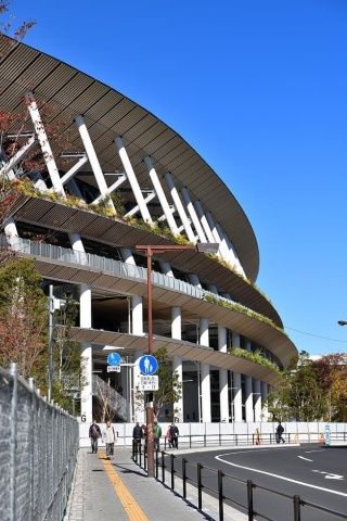 ひさしが重なる国立競技場は神社や仏閣を想起させる