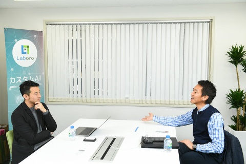 一休社長の榊淳氏(右)による対談企画、今回のゲストはAIスタートアップ、Laboro.AI(ラボロエーアイ、東京・中央)の椎橋徹夫CEO(左)