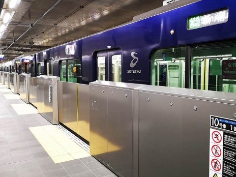 ホームドアがあっても一目で相鉄の車両と分かる