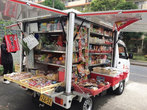 本格的な冷蔵設備を搭載し、生鮮食料品から日用品まで400品目の商品を、荷台いっぱいに積み込んで家の前まできてくれる