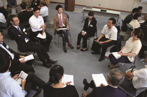 哲学シンキングのワークショップにはテーブルがなく、付箋もない。輪になって座り、自由に議論できる雰囲気をつくっている。メモを取るのはファシリテーターだけだ(写真提供/クロス・フィロソフィーズ)