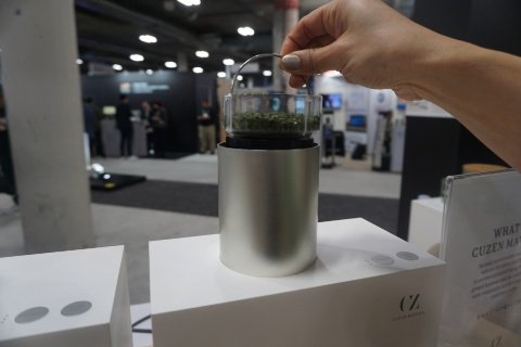 抹茶マシンの上部に碾茶を入れる