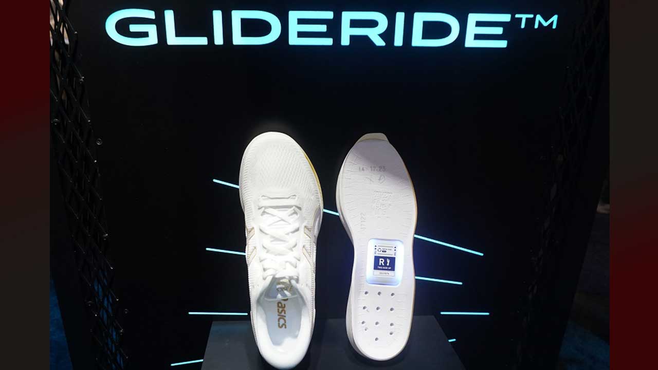 アシックスがスマートシューズ参戦　歩き方が変わる？【CES2020】