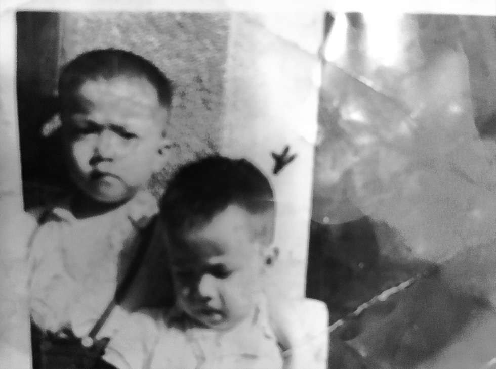 2歳か3歳の頃の徐重仁（写真右）。左は次兄の徐重博