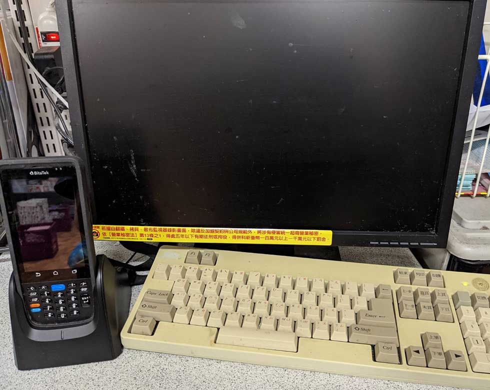 GOTのシステムが導入されたEOSのハンディーターミナルと管理用パソコンのモニター