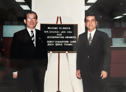 94年12月19日のライセンス契約調印式の会場前で記念撮影する徐（写真右）とダスキンの駒井社長（写真左）
