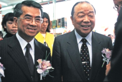 2007年7月、統一企業の創業者である高清愿会長（写真右）の特別命令で、統一超商の徐重仁社長（写真左）の「60歳定年」は特例として5年延長された