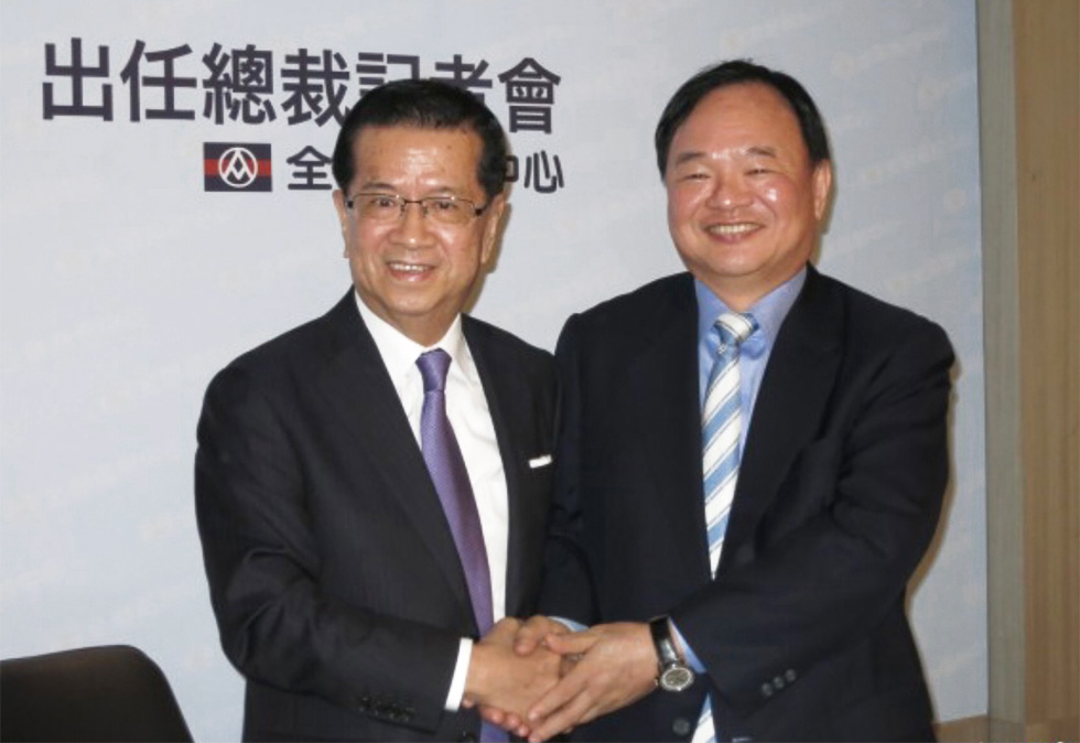 2014年1月6日、徐重仁（写真左）を全聯の総裁に迎えたと記者発表する全聯の林敏雄董事長（同右）