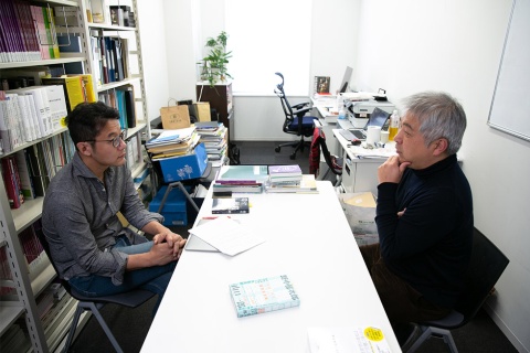 組織にカリスマリーダーは不要? 富永朋信氏×早大・入山章栄教授 「幸せ」をつかむ戦略