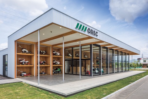 「OREC green lab 長野」の外観。目の前を通るのは長野から新潟に抜ける国道で、人の多く通る場所を選んだ