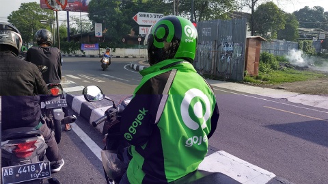 ゴジェックのバイクドライバー(写真/bagussatria / Shutterstock.com)