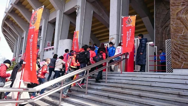 名古屋グランパス 変動価格チケットでスタジアムの空気を作る 日経クロストレンド 名古屋グランパス 変動価格チケットでスタジアムの空気を作る 日経クロストレンド