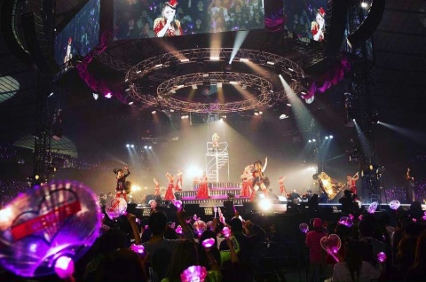 2019年12月31日に国立代々木競技場第一体育館で開催した浜崎あゆみのカウントダウンライブ。ダンサーなどたくさんのパフォーマーが登場する