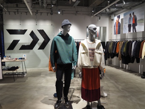 表参道ヒルズにあるディーベックの店舗には釣りとは無縁のアパレルアイテムが並ぶ