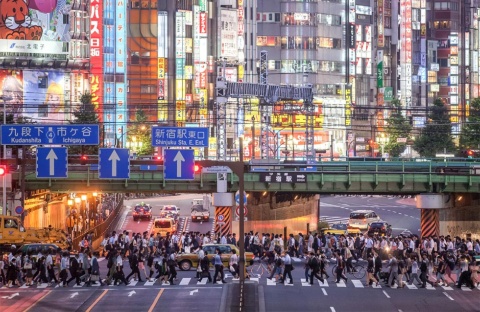 通常は大勢の人が行き来する新宿駅大ガード周辺（写真／Shutterstock）