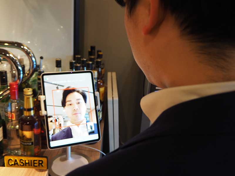 「顔パス」決済、日本で広がる　ロイヤルHDやヤマダ電機が先行