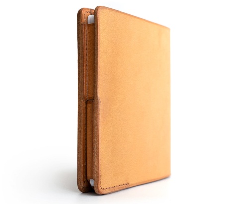 薄さとコンパクトなサイズが特徴の革製財布「HITOE FOLD」。2020年2月に3500人から約5200万円の支援金を集めた。販売は公式サイトのみで、価格は1万6900円(税・送料込み、以下同)