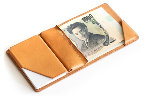 HITOE FOLDを広げた状態。紙幣10枚、コイン15枚、カード6枚が入る。カード入れとコインポケットを重ならない配置にしたことで、折り畳んだときの薄さ13ミリを実現した