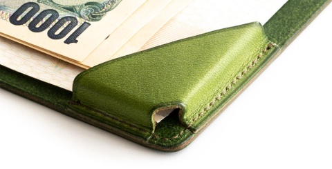 この三角の革を、収納するカードに掛けることで、折った状態を保つ。留め具として機能のほかに、カードの落下を防止する。この留め方で特許を出願している