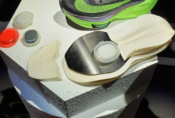 「Nike Air Zoom Alphafly NEXT%」のソール。つま先側に2個の小型エアソールが内蔵されることが分かる、ソールの黒い部分がカーボンのプレート