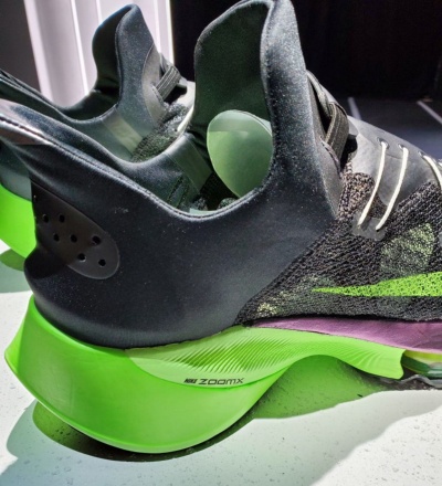 「Nike Air Zoom Alphafly NEXT%」。厚いソールと内部構造によって記録を塗り替え続けている