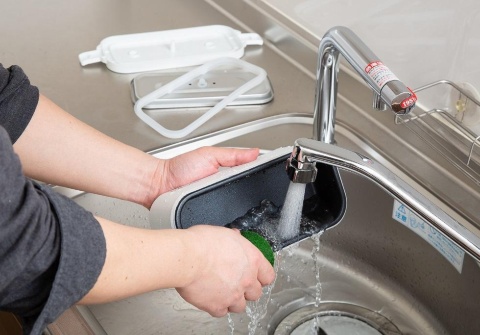 電源コードの接続部に防水用のゴムキャップが付いていて、これを閉じた状態で洗う。蓋は分解して洗う