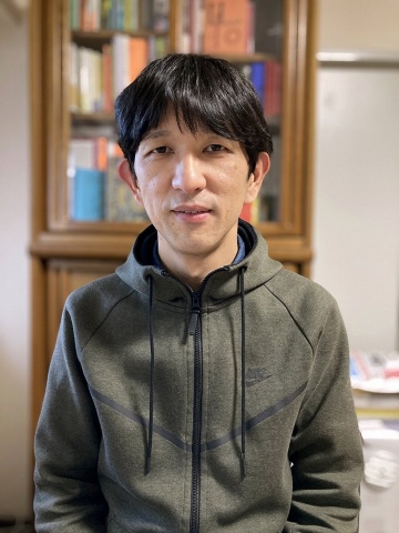 メインカメラでポートレートモードに設定して撮影。人物の輪郭を正確になぞりながら背景に自然なボケ味が加えられる