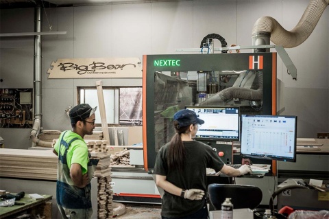 ヘキサテーブルの製作に欠かせない5軸加工機。誤差の少ない正確なカットが行える