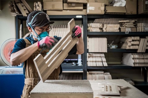 5軸加工機カットされた木材は、1つひとつを手作業でフィニッシュ。この後、塗装の工程を経て完成となる