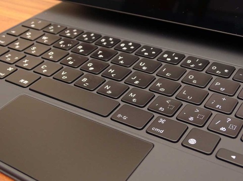 シザーメカニズムのキーボードはストロークが1ミリ。心地よいフィードバックを確保しながら打鍵音も静かに抑えている