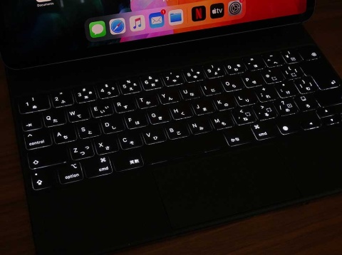 暗い場所では自動的に点灯するバックライトを搭載