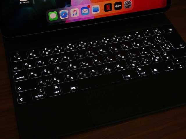 暗い場所では自動的に点灯するバックライト 日経クロストレンド
