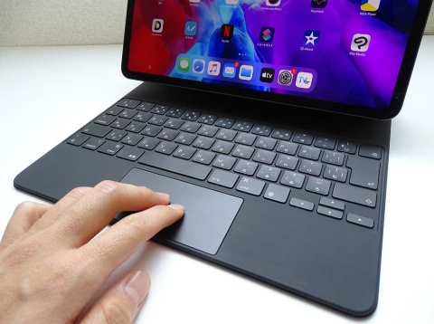 Magic Keyboardにはトラックパッドが搭載されている。操作に慣れてくると、画面に触れる機会が減るため、指紋の付着が少なくなってくる