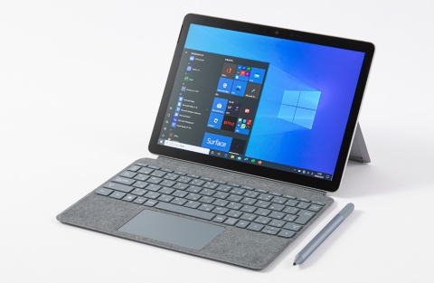 日本マイクロソフトの10.5型Windowsタブレット「Surface Go 2」。一般向けモデルの直販価格は5万9800円（税別）から。キーボード兼カバーとペンはオプション