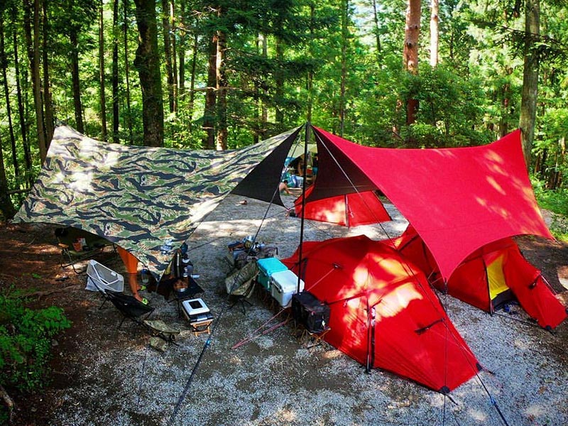 1分で完売　憧れのタープ「幕男」はキャンプ場で抜群の存在感