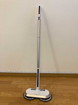 シー・シー・ピーの「コードレス回転モップクリーナー Neo」は水でぬらした2つのモップパッドが毎分約130回転することで、床などを水拭き掃除できる。直販サイト価格はパッドを増量した「コードレス回転モップクリーナーNeo おうち時間セット」が1万6500円(税込み)