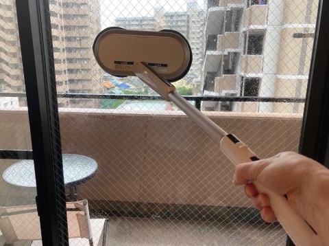 市販のフロアワイパーなどと同様に、持ち手とパイプが取り外せるようになっており、窓拭き用のハンディーワイパーにもなる