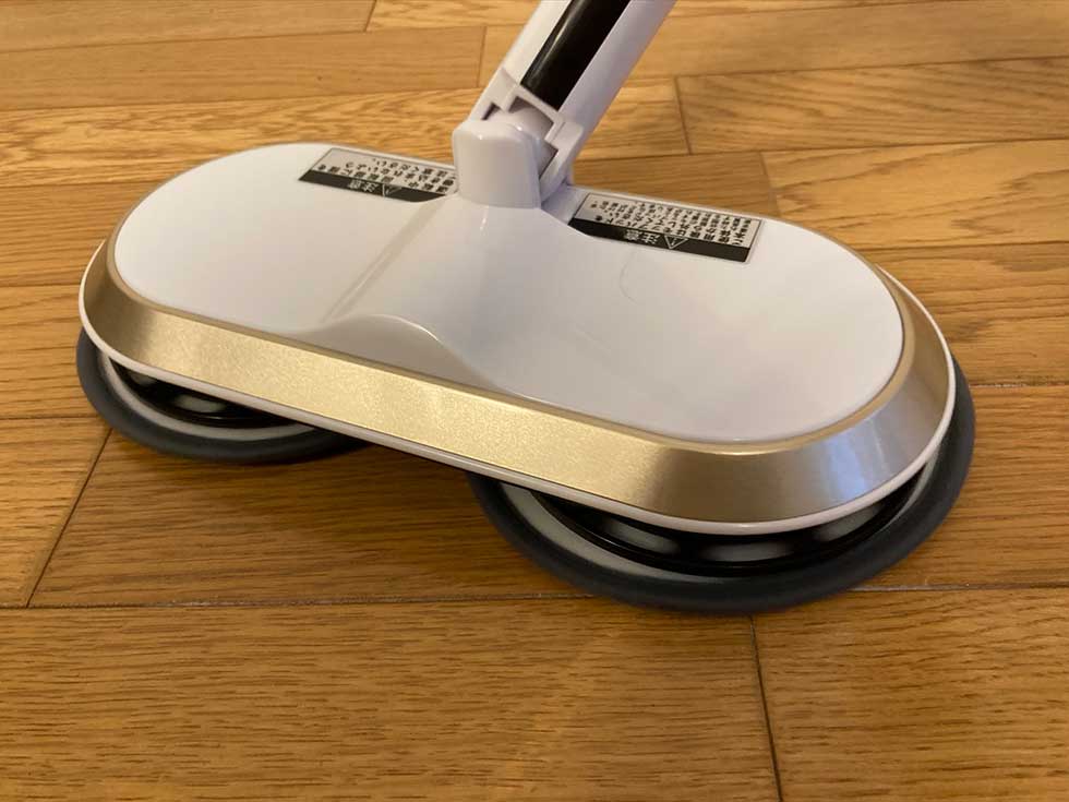本体からモップパッドを少しはみ出させることで、部屋の隅まで掃除しやすくした
