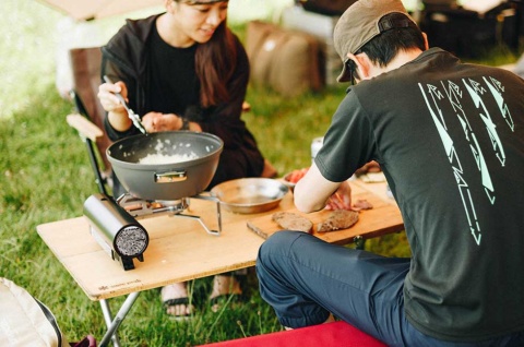 卓上コンロはテーブルの上で調理ができるので、キャンプのときも家でのような団らんの時間を提供してくれる