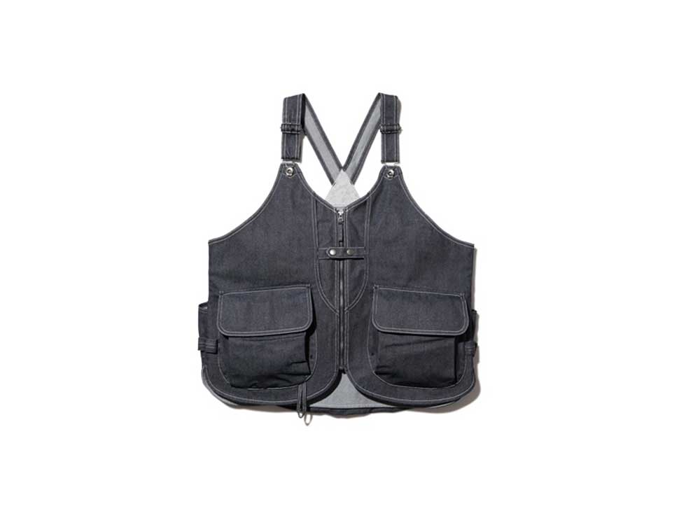 20年秋シーズンよりリニューアルした「TAKIBI Denim Vest」。写真のインディゴとブラックの2色展開。3万7400円
