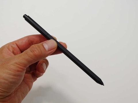 専用のデジタルペン。サイズは鉛筆に近い