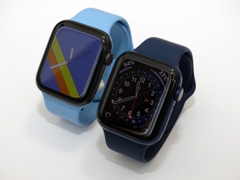 右手前が「Apple Watch Series 6」、左奥が「Apple Watch SE」。ケースサイズはともに44ミリ